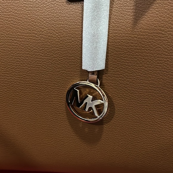 Michael Kors Camel large tote. Beautiful 🌸🌸🌸 tote , big side on each side - Picture 9 of 9